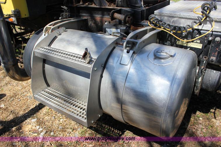 image for item J2259 1982 Peterbilt 382 semi truck