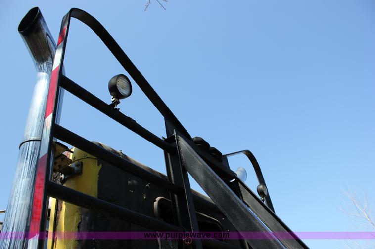 image for item J2259 1982 Peterbilt 382 semi truck