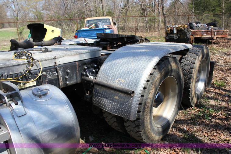 image for item J2259 1982 Peterbilt 382 semi truck