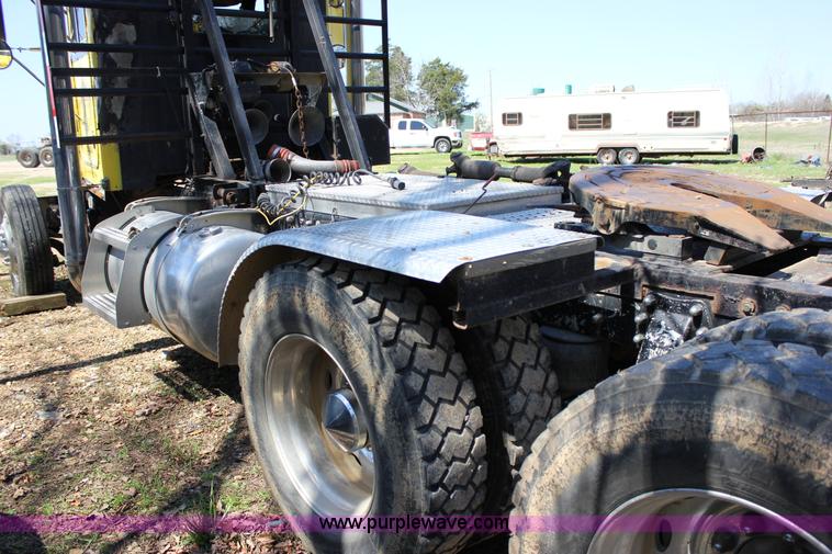 image for item J2259 1982 Peterbilt 382 semi truck