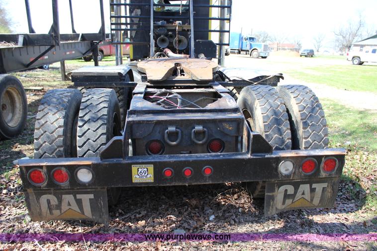 image for item J2259 1982 Peterbilt 382 semi truck