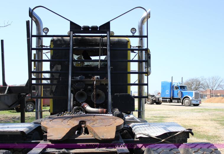 image for item J2259 1982 Peterbilt 382 semi truck