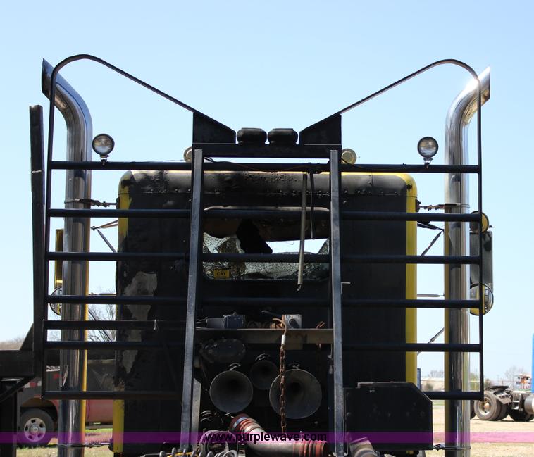 image for item J2259 1982 Peterbilt 382 semi truck