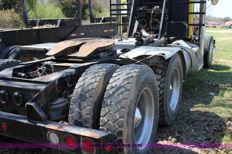 image for item J2259 1982 Peterbilt 382 semi truck