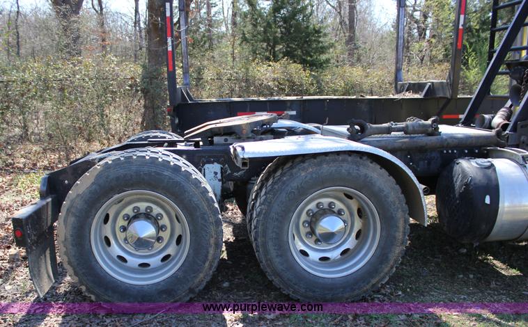 image for item J2259 1982 Peterbilt 382 semi truck