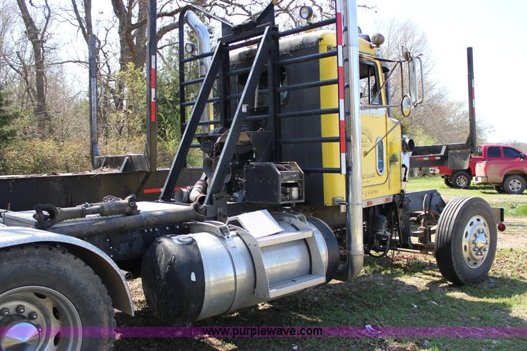 image for item J2259 1982 Peterbilt 382 semi truck