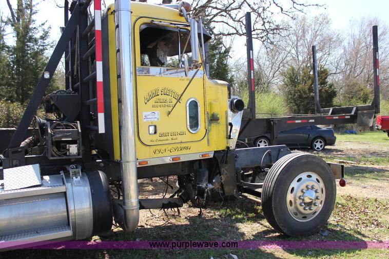 image for item J2259 1982 Peterbilt 382 semi truck