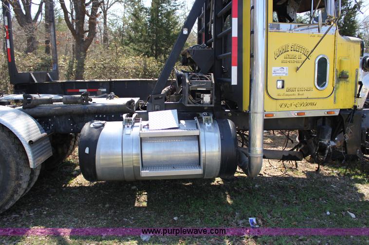 image for item J2259 1982 Peterbilt 382 semi truck