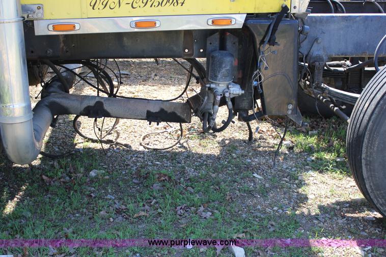 image for item J2259 1982 Peterbilt 382 semi truck