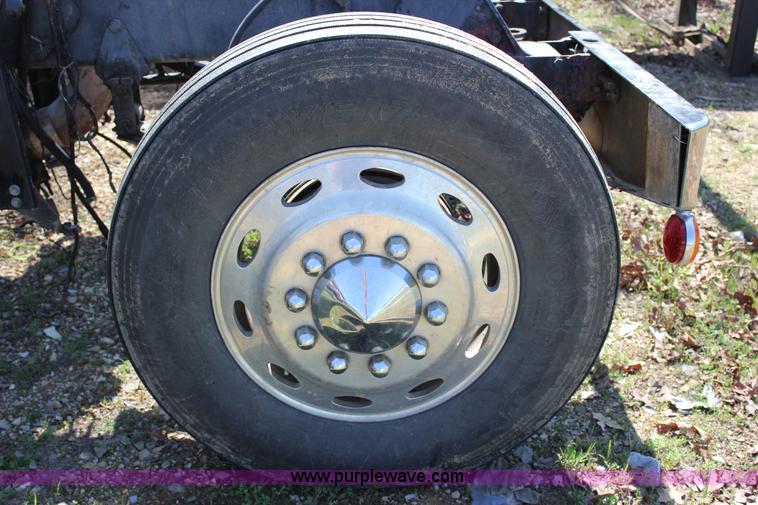 image for item J2259 1982 Peterbilt 382 semi truck