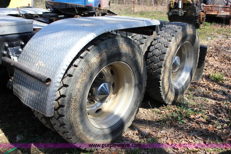 image for item J2259 1982 Peterbilt 382 semi truck