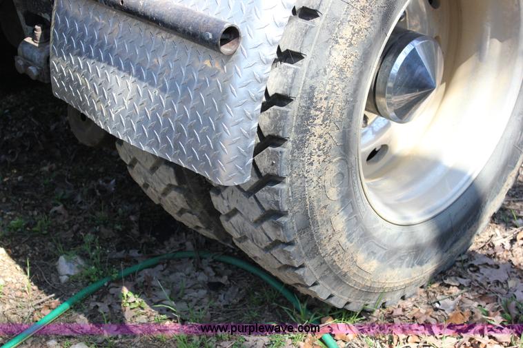 image for item J2259 1982 Peterbilt 382 semi truck