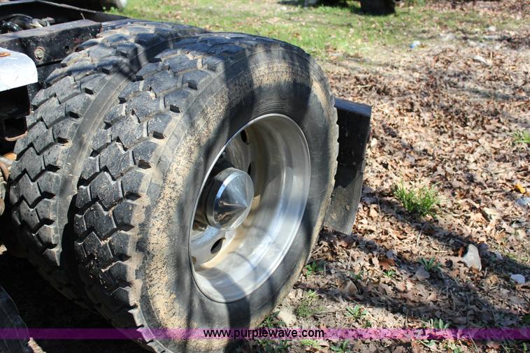 image for item J2259 1982 Peterbilt 382 semi truck