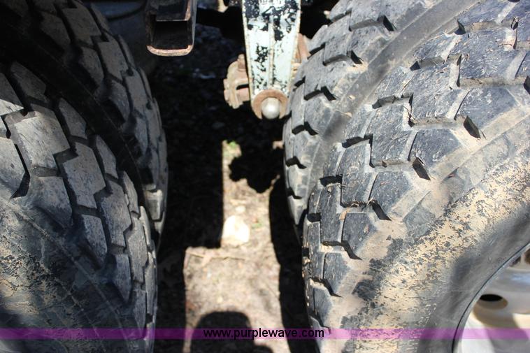 image for item J2259 1982 Peterbilt 382 semi truck