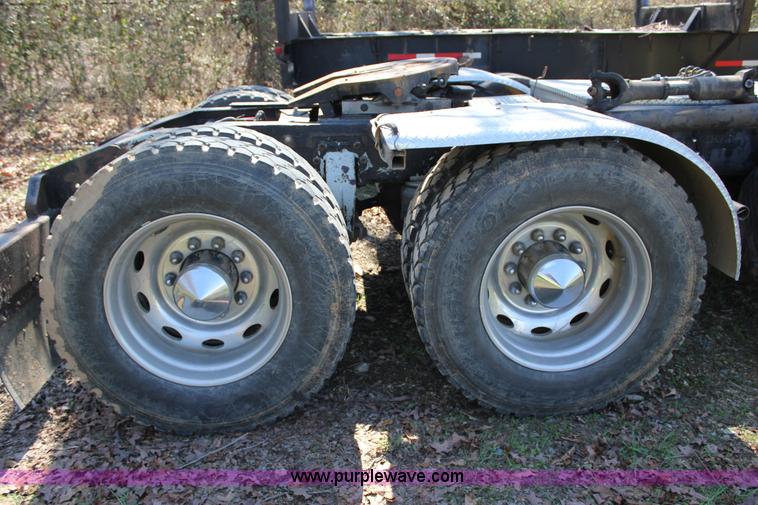 image for item J2259 1982 Peterbilt 382 semi truck