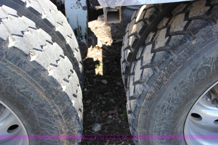 image for item J2259 1982 Peterbilt 382 semi truck