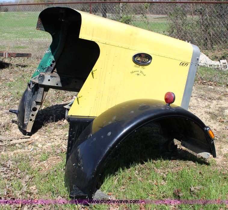 image for item J2259 1982 Peterbilt 382 semi truck