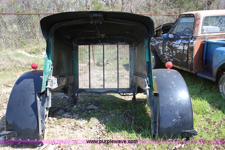 image for item J2259 1982 Peterbilt 382 semi truck