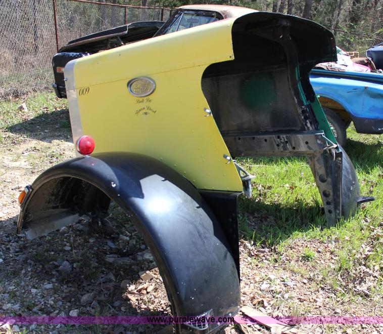 image for item J2259 1982 Peterbilt 382 semi truck