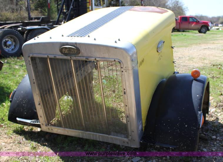 image for item J2259 1982 Peterbilt 382 semi truck