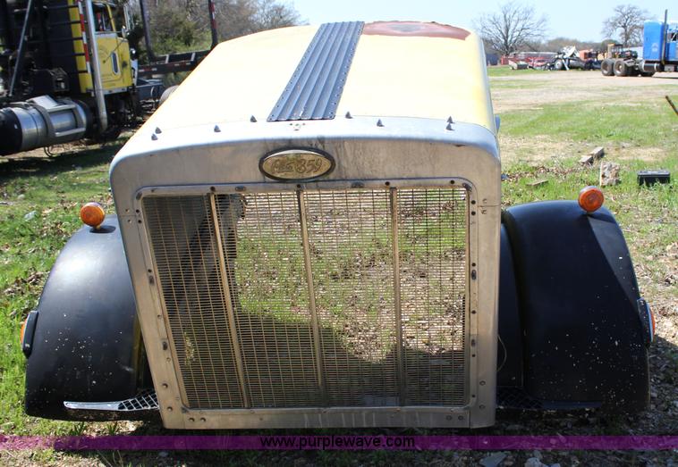 image for item J2259 1982 Peterbilt 382 semi truck