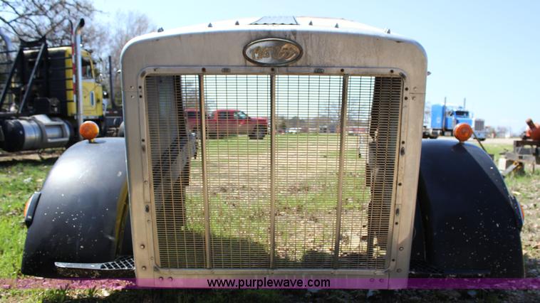 image for item J2259 1982 Peterbilt 382 semi truck