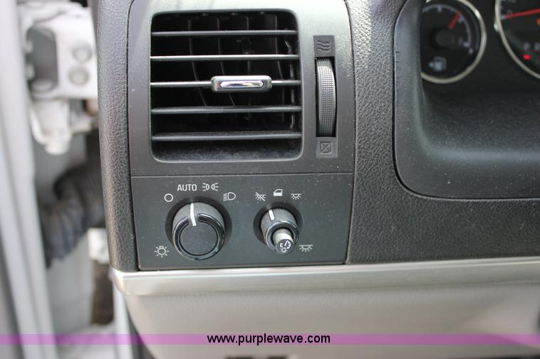 image for item J2273 2008 Chevrolet Uplander Cargo van