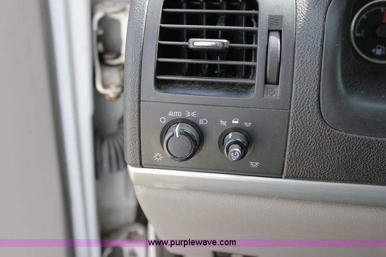 image for item J2275 2007 Chevrolet Uplander Cargo van