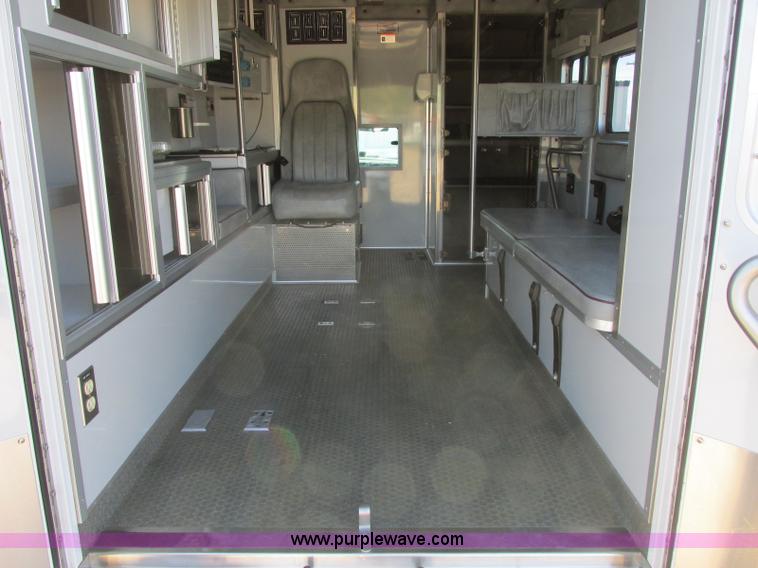 image for item J6690 2003 Ford F450 Super Duty ambulance