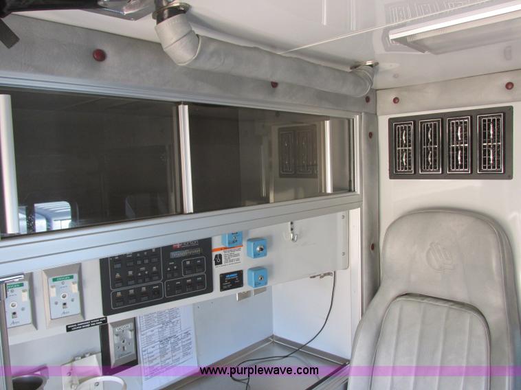 image for item J6690 2003 Ford F450 Super Duty ambulance