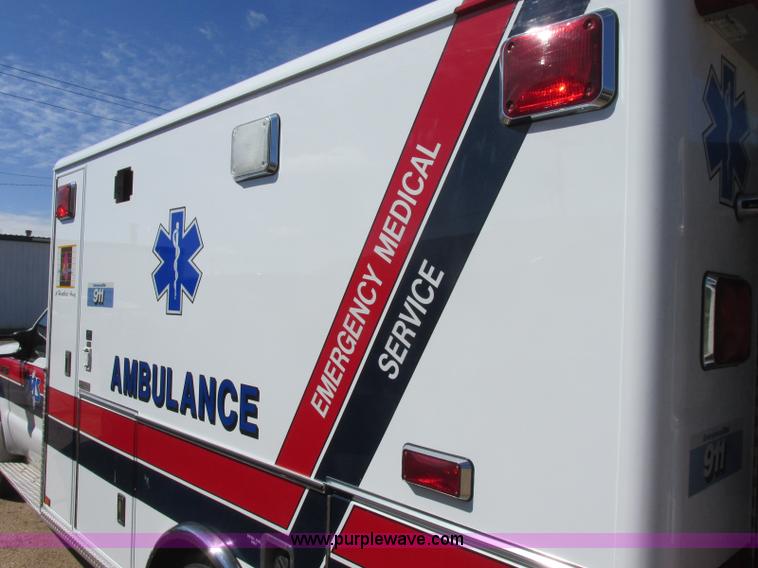 image for item J6690 2003 Ford F450 Super Duty ambulance