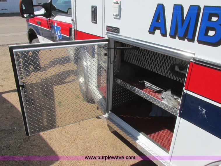 image for item J6690 2003 Ford F450 Super Duty ambulance