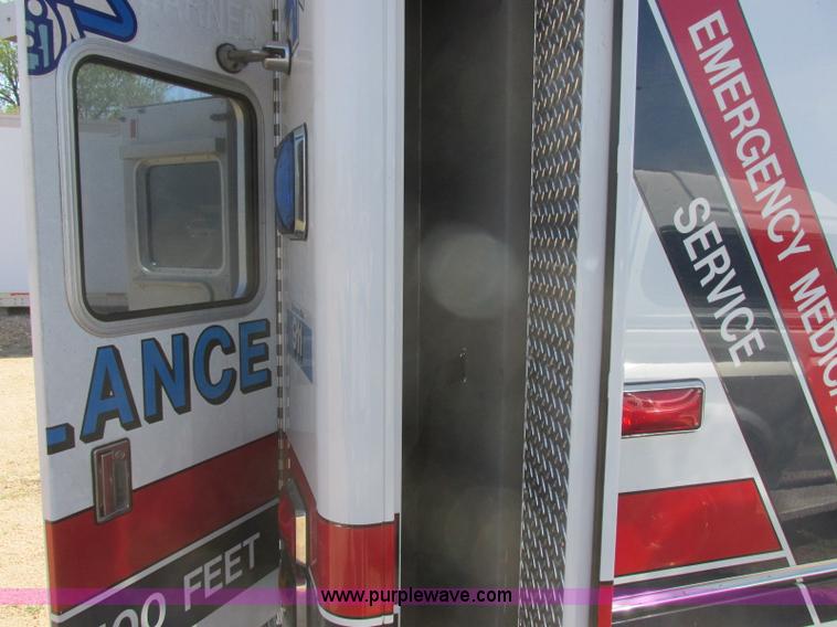 image for item J6690 2003 Ford F450 Super Duty ambulance