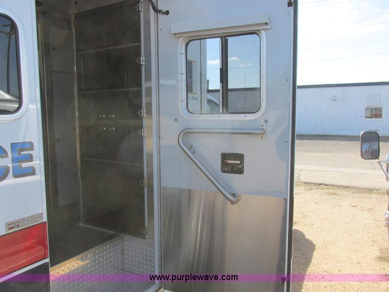 image for item J6690 2003 Ford F450 Super Duty ambulance