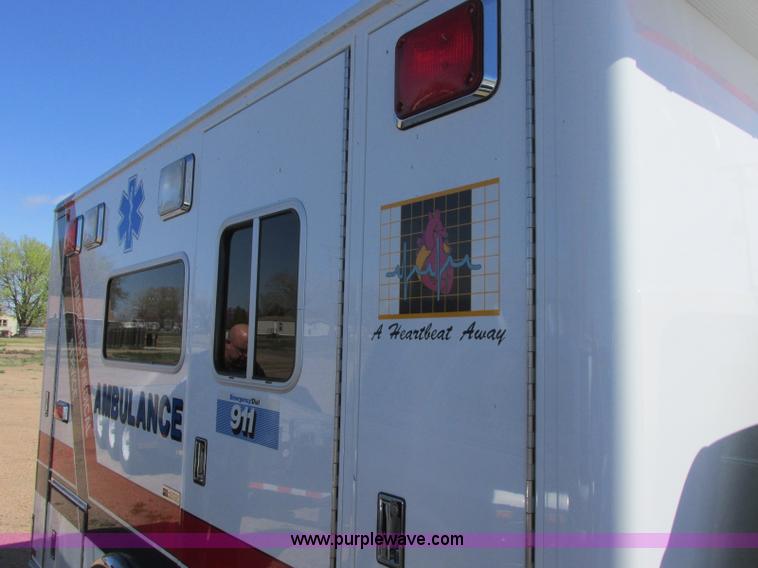 image for item J6690 2003 Ford F450 Super Duty ambulance
