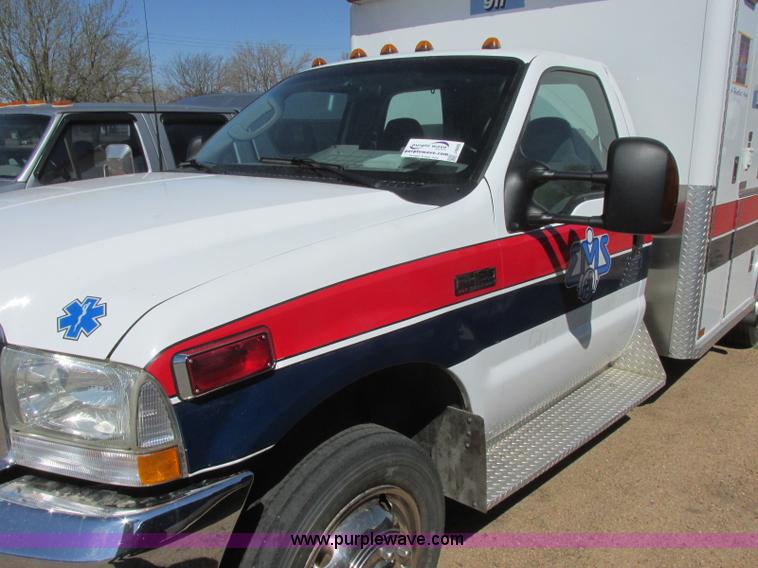 image for item J6690 2003 Ford F450 Super Duty ambulance