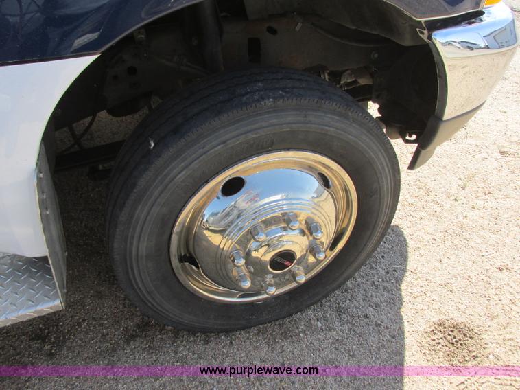 image for item J6690 2003 Ford F450 Super Duty ambulance