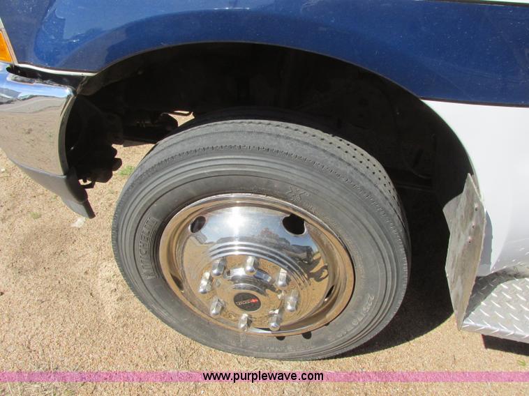 image for item J6690 2003 Ford F450 Super Duty ambulance