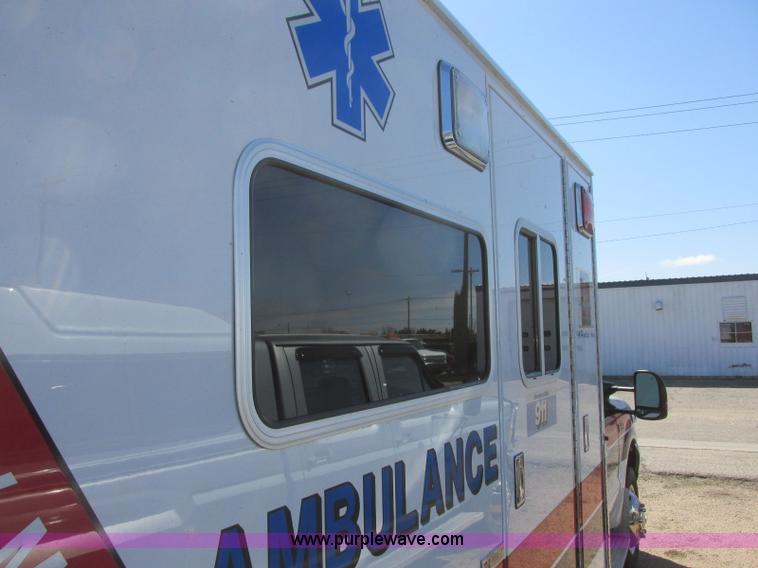 image for item J6690 2003 Ford F450 Super Duty ambulance