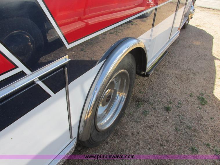 image for item J6690 2003 Ford F450 Super Duty ambulance