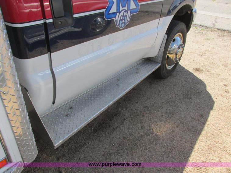image for item J6690 2003 Ford F450 Super Duty ambulance