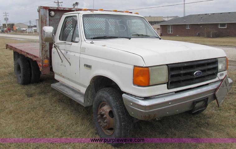 image for item K2026 1988 Ford F450 Super Duty flatbed truck