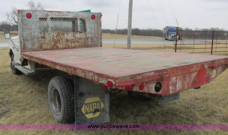 image for item K2026 1988 Ford F450 Super Duty flatbed truck