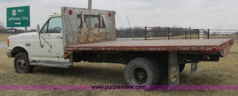 image for item K2026 1988 Ford F450 Super Duty flatbed truck