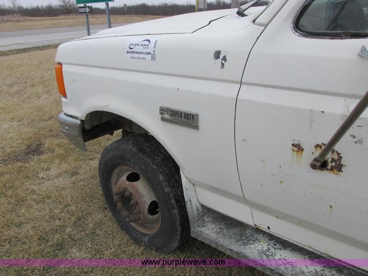 image for item K2026 1988 Ford F450 Super Duty flatbed truck