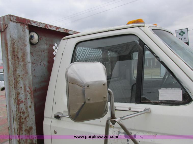 image for item K2026 1988 Ford F450 Super Duty flatbed truck