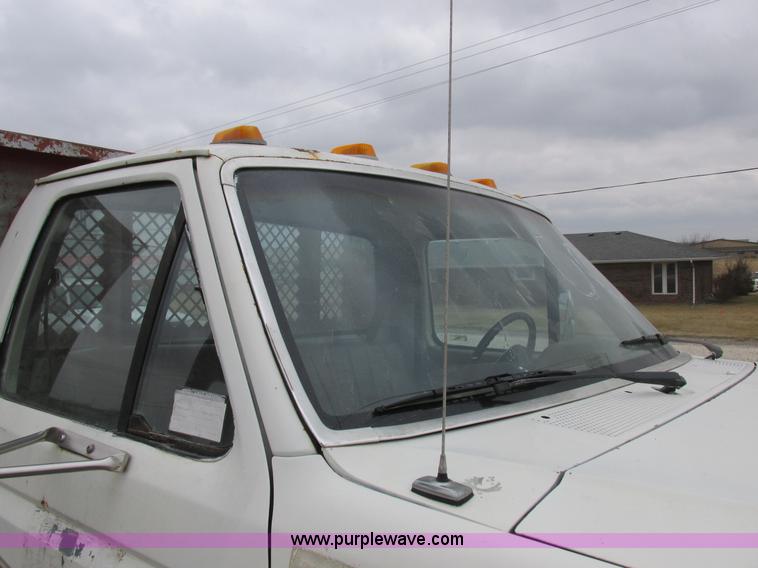 image for item K2026 1988 Ford F450 Super Duty flatbed truck