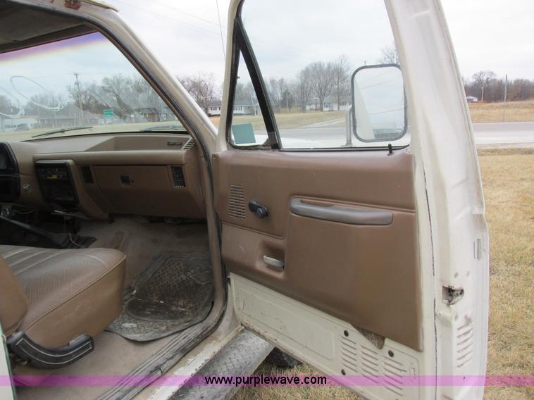 image for item K2026 1988 Ford F450 Super Duty flatbed truck