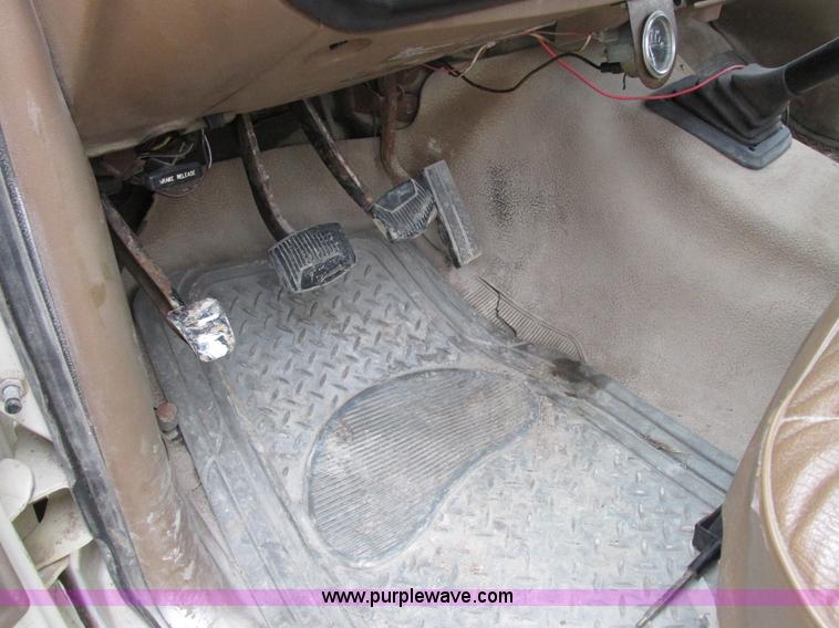 image for item K2026 1988 Ford F450 Super Duty flatbed truck