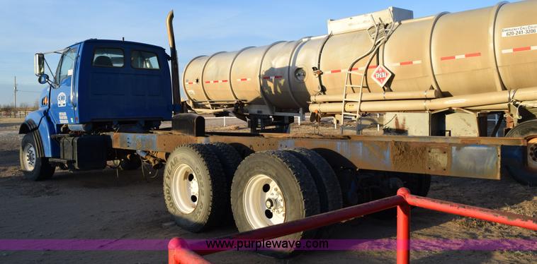 image for item K2401 2002 Sterling L9500 semi truck